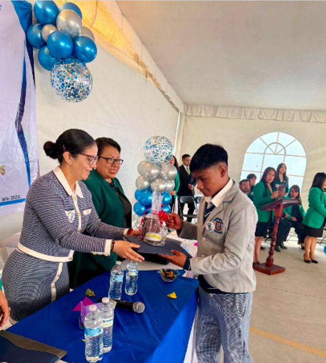 Con mucho cariño acepté la invitación para ser madrina de generación de la Escuela Secundaria Oficia