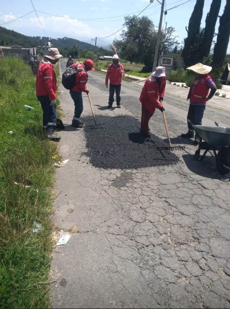 Nuestra cuadrilla de bacheo continúa trabajando para mejorar las vialidades de Otzolotepec